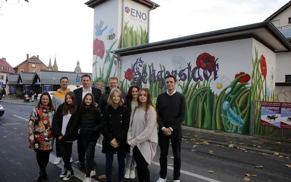 Schüler der Merian-Schule vor dem von ihnen gestalteten Kunstwerk