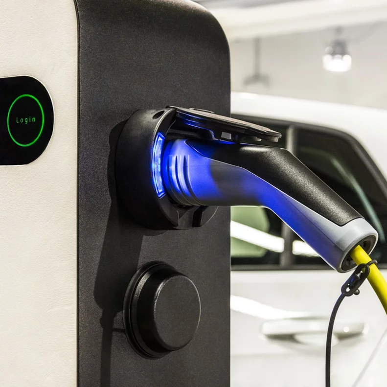 Elektroauto wird an einer Ladestation geladen, Nahaufnahme