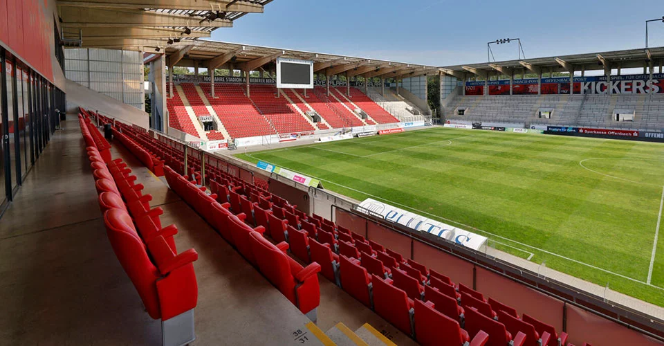 Blick über die OFC-Haupttribüne auf das Spielfeld