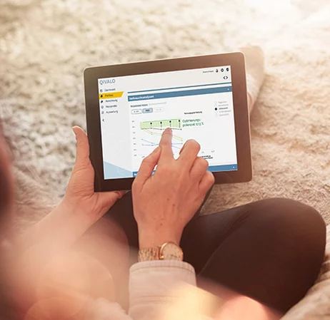 Hand hält ein Tablet mit einer Diagramm-Darstellung