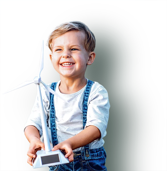 Kleiner Junge hält das Modell eines Windrades