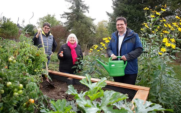 Menschen arbeiten im Garten