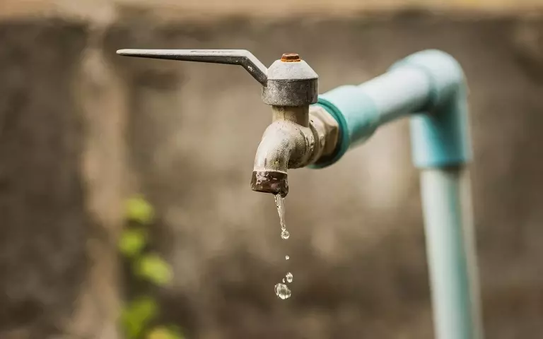 Wasser-Standrohr mit Wassertropfen