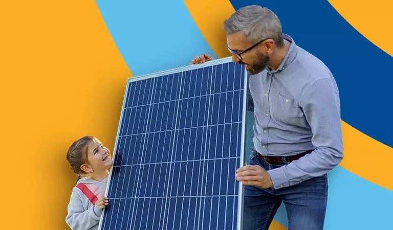 Mädchen im Sommerkleid blickt lächelnd auf ein Solar-Modul