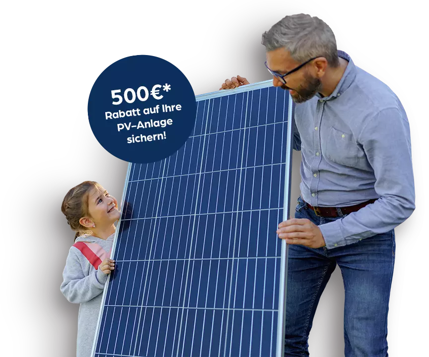 Mann und Kind mit PV-Panel