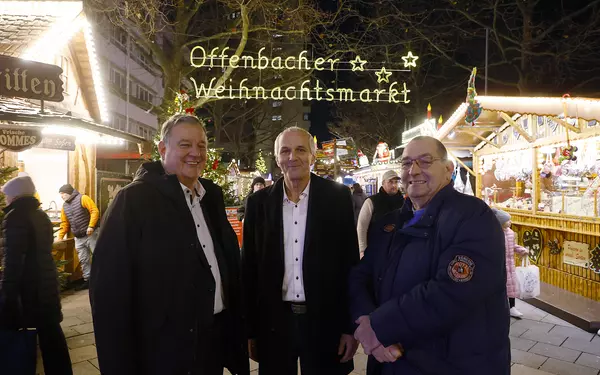 Blick in die weihnachtliche geschmückte Offenbacher Innenstadt