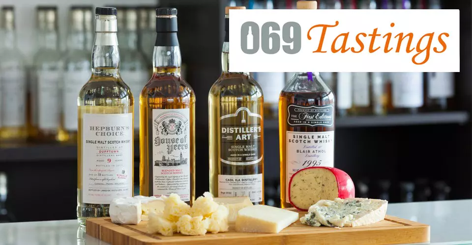 069-Tastings-Schriftzug und Käseplatte mit vier Whisky-Flaschen