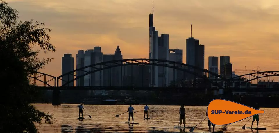 Stand-Up-Paddler vor Main-Skyline, SUP-Verein-Logo rechts-unten