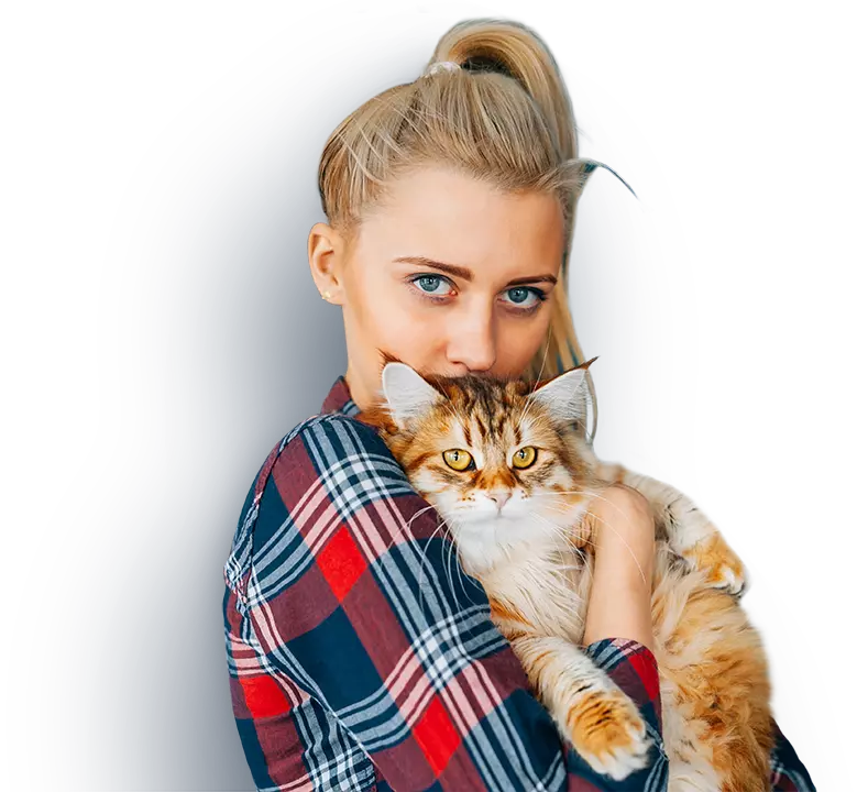 Frau im Karohemd mit Katze auf dem Arm