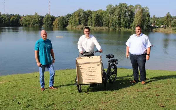 Jens Kretzschmar, Dr. Christoph Meier und Frank Simon mit einem Lastenrad