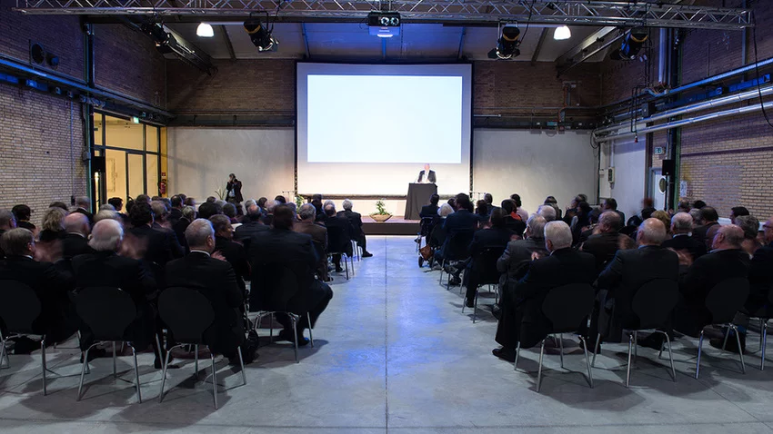 Redner auf der Bühne vor Publikum