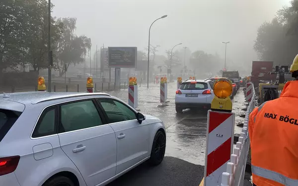 Überflutung bei Bauarbeiten entlang der Waldstraße in Offenbach 