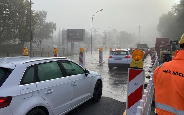 Überflutung bei Bauarbeiten entlang der Waldstraße in Offenbach 