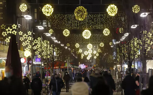 Sorgen jedes Jahr für einen weihnachtlichen Lichterglanz in Offenbachs Innenstadt: Die Beleuchtung dafür kommt von Klaus Kohlweyer, 2. Vorsitzendes des Gewerbevereins „Treffpunkt Offenbach“, EVO-Technikvorstand Günther Weiß und Stefan Becker, 1. Vorsitzender des Gewerbevereins „Treffpunkt Offenbach“, die damit vor allem die Fußgängerzone in der dunklen Jahreszeit in festliche Stimmung versetzen. (v.l.n.r.)