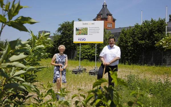 Auf dem Foto zu sehen sind Offenbachs Stadträtin Sabine Groß und der EVO-Vorstandsvorsitzende Dr. Christoph Meier.