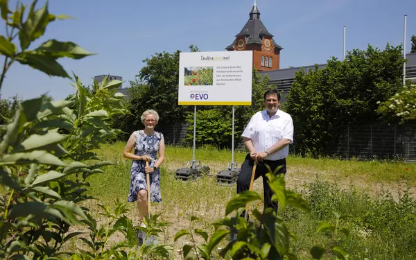 Auf dem Foto zu sehen sind Offenbachs Stadträtin Sabine Groß und der EVO-Vorstandsvorsitzende Dr. Christoph Meier. 