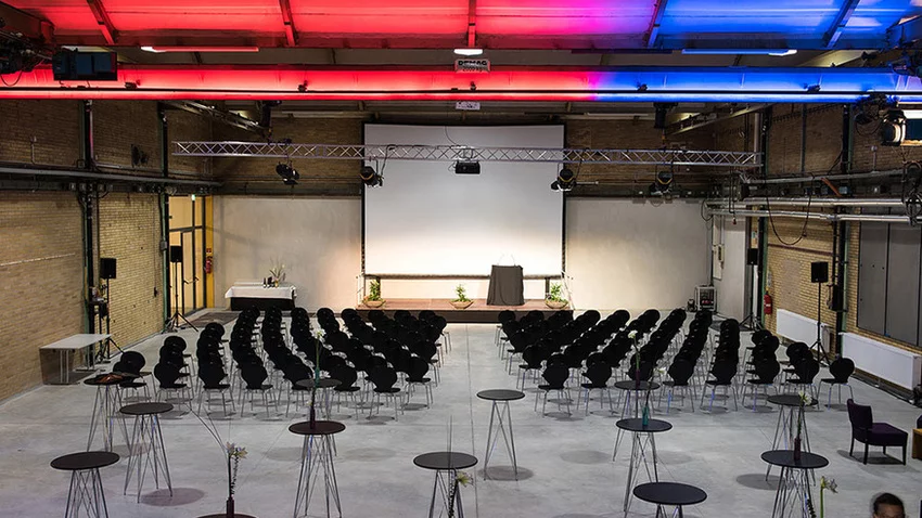 Blick auf einer vorbereitete Bühne mit Leinwand und Rednerpult