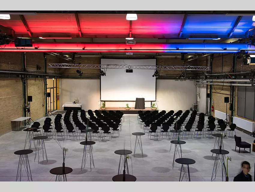 Blick auf einer vorbereitete Bühne mit Leinwand und Rednerpult
