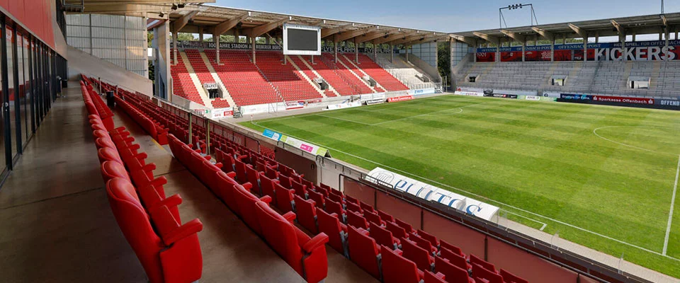 Blick über die OFC-Haupttribüne auf das Spielfeld