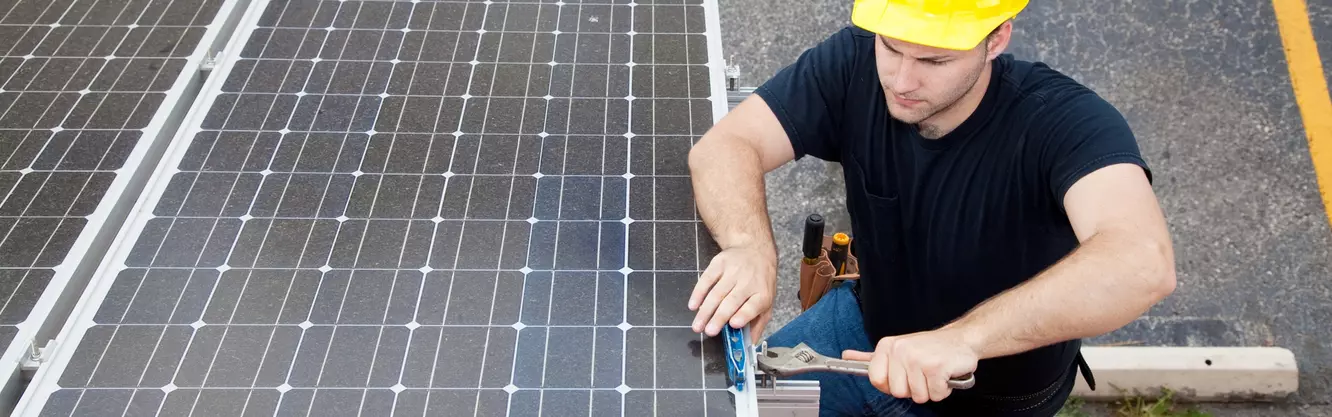 Techniker arbeitet an einem Solar-Panel