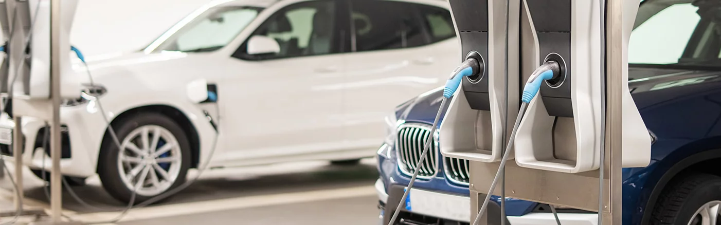 Mehrere Fahrzeuge werden an Ladesäulen geladen