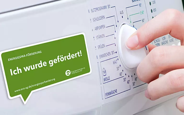 Einstellungspanel an einer Waschamschine mit grünem Aufkleber "Ich wurde gefördert"