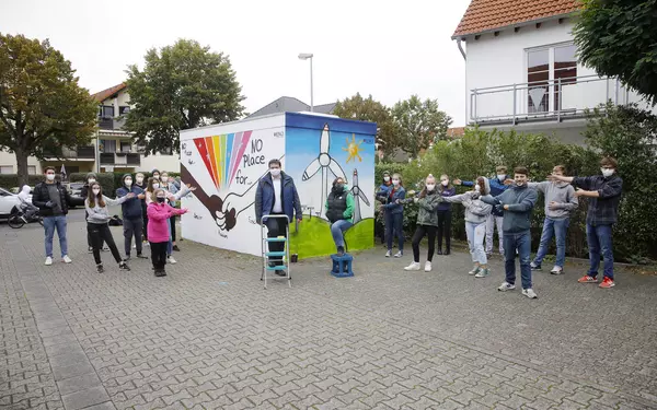 Haben kreativ gearbeitet: Die Vorsitzenden der Kulturakademie „KULTinklusive“ Christian Guckes (links) und Tanja Jakoby (Mitte rechts) sowie der Seligenstädter Künstler Simon Jung (2.v.r.) zeigen zusammen mit den jungen Nachwuchskünstlern dem EVO-Vorstandsvorsitzenden Dr. Christoph Meier (Mitte links) ihre Werke.