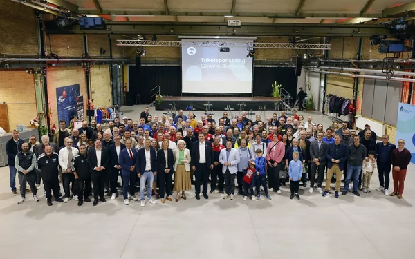 Teilnehmer der Veranstaltung: EVO übergibt beim Sponsoringabend Gutscheine an Vereine.