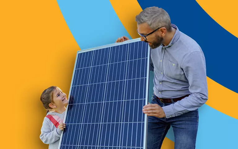 Mädchen im Sommerkleid blickt lächelnd auf ein Solar-Modul