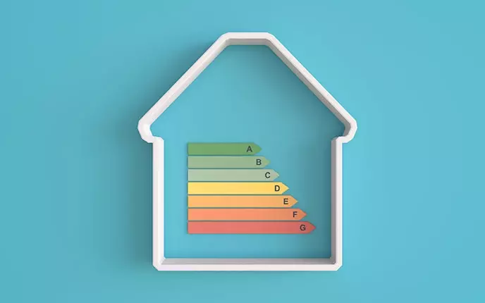 Schematische Darstellung eines Hauses mit Energielabeln