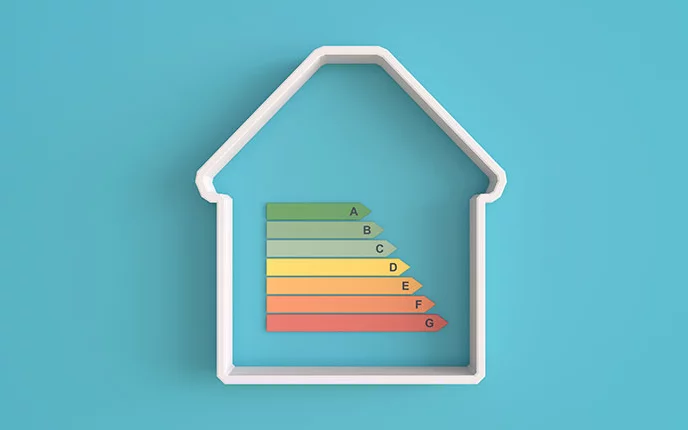 Schematische Darstellung eines Hauses mit Energielabeln