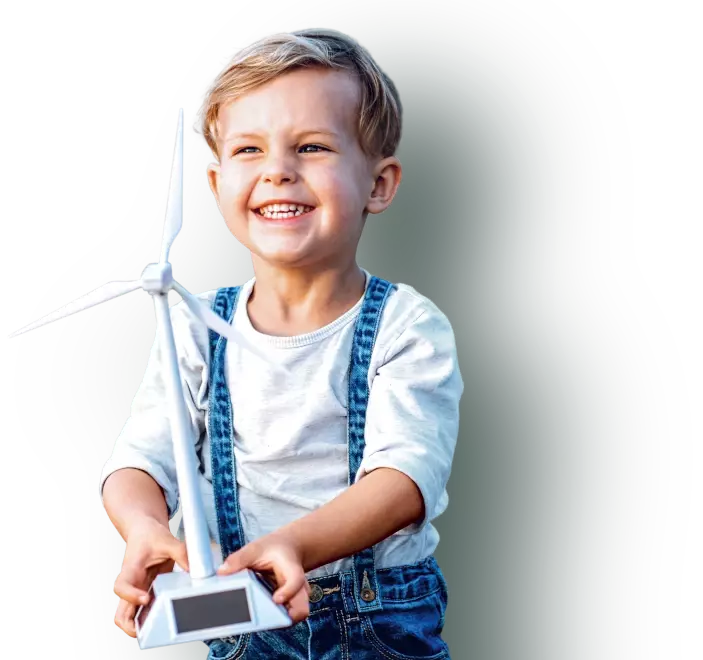 Junge in Latzhose mit Miniaturwindrad