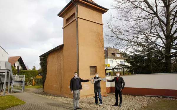 Bei der Schlüsselübergabe von links: Kolping-Vorstand Thomas Knapp, EVO-Pressesprecher Harald Hofmann und Uwe Jansen, Geschäftsführer der Asklepios-Klinik in Seligenstadt