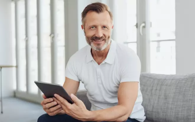 Mann im weißen Shirt mit Tablet