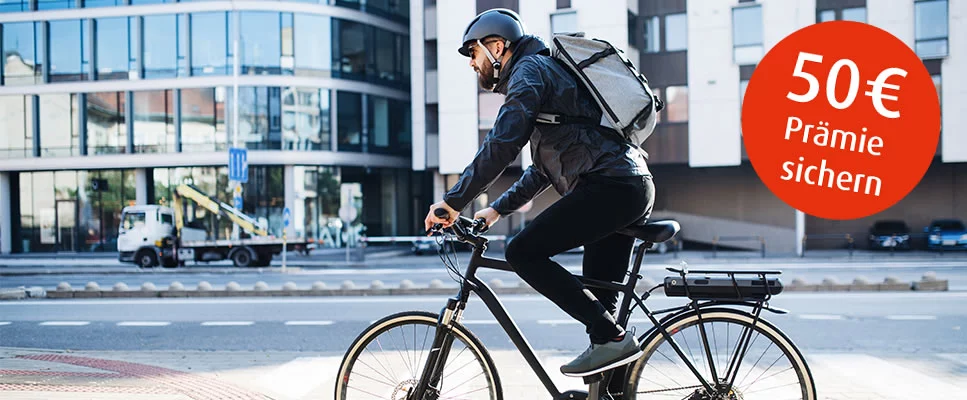 Fahrradfahrer fährt durch die Innenstadt