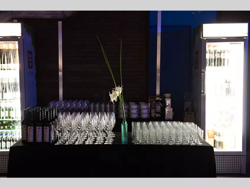 Blick auf die Bar mit Sektgläsern und Weinflaschen