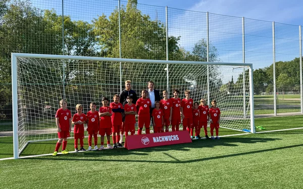 EVO Vorstandsvorsitzender Dr. Christoph Meier zu Besuch beim Kickers Kids Camp 2026 im Sana-Sportpark EVO Vorstandsvorsitzender Dr. Christoph Meier zu Besuch beim Kickers Kids Camp 2026 im Sana-Sportpark