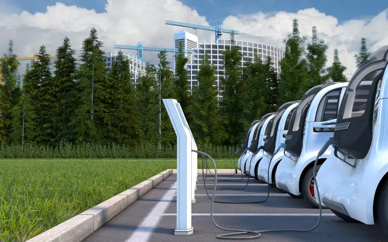 Blick auf eine Reihe von Elektroautos an Ladesäulen