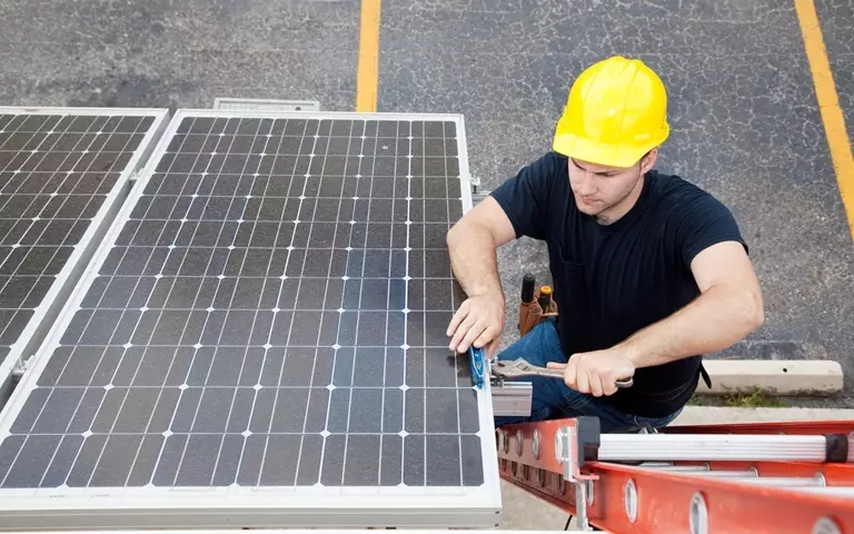 Techniker arbeitet an Solar-Modul