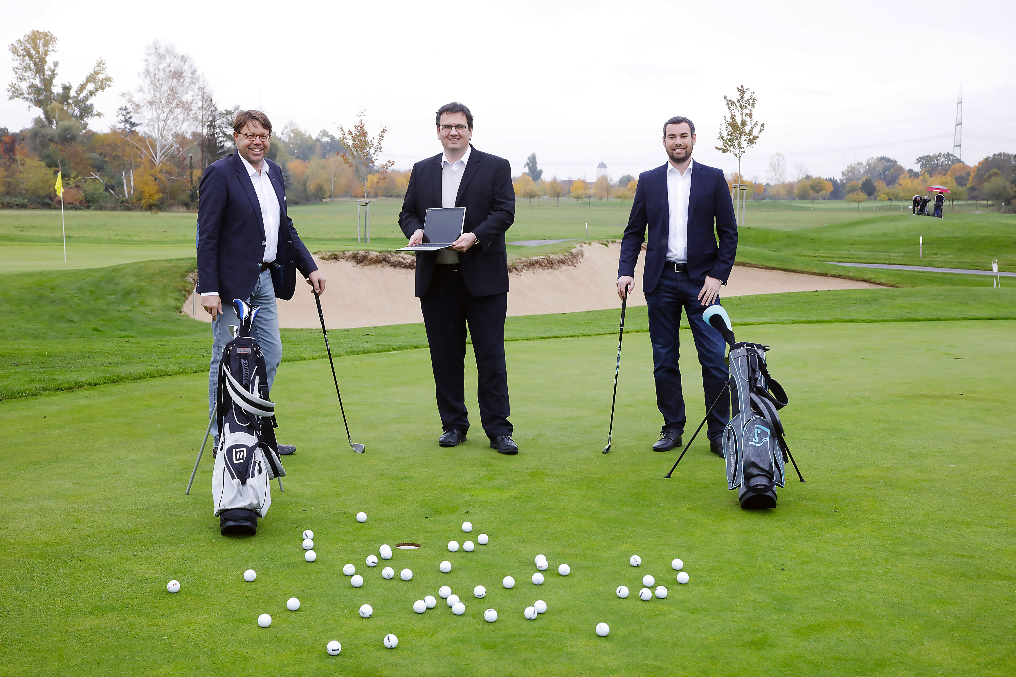 Machen das exklusive Angebot der EVO ihren Vereinsmitgliedern zugänglich: Roland Jäger, 1. Vorsitzender des Golfclubs Seligenstadt, Dr. Christoph Meier, EVO-Vorstandsvorsitzender und Patrick Schwendemann, 2. Vorsitzender des Golfclubs Seligenstadt. (v.l.n.r.)